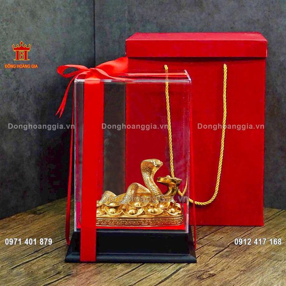 Tượng rắn quấn gậy như ý mạ vàng là món quà tặng cao cấp tại Hoàng Gia